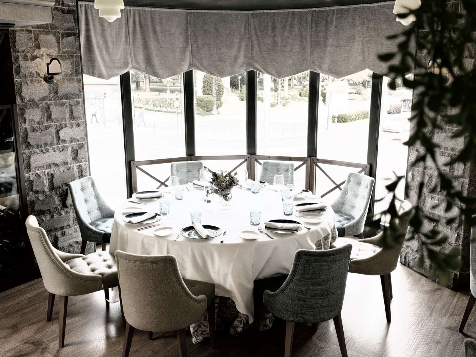 Salón Escandalera del restaurante La Corte de Pelayo en Oviedo con vistas al parque San Francisco