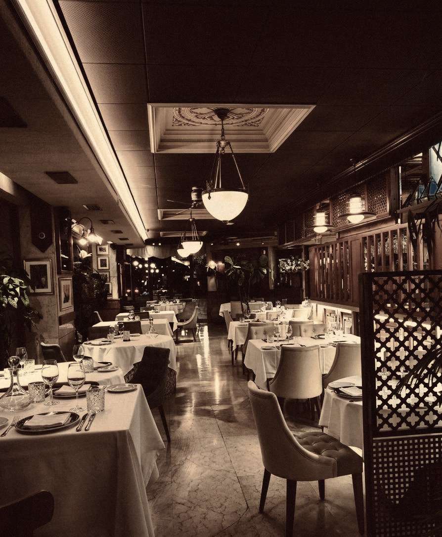 planta baja Planta baja del restaurante La Corte de Pelayo en Oviedo, ambiente íntimo con iluminación cálida