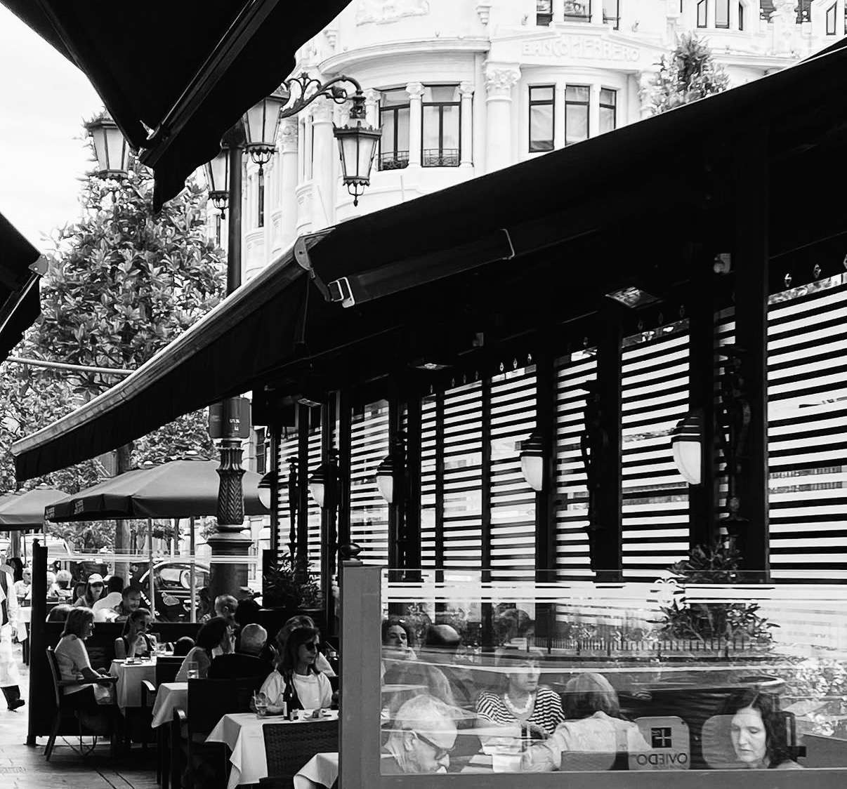 Terraza de La Corte de Pelayo, mejor fabada asturiana al aire libre en el centro de Oviedo