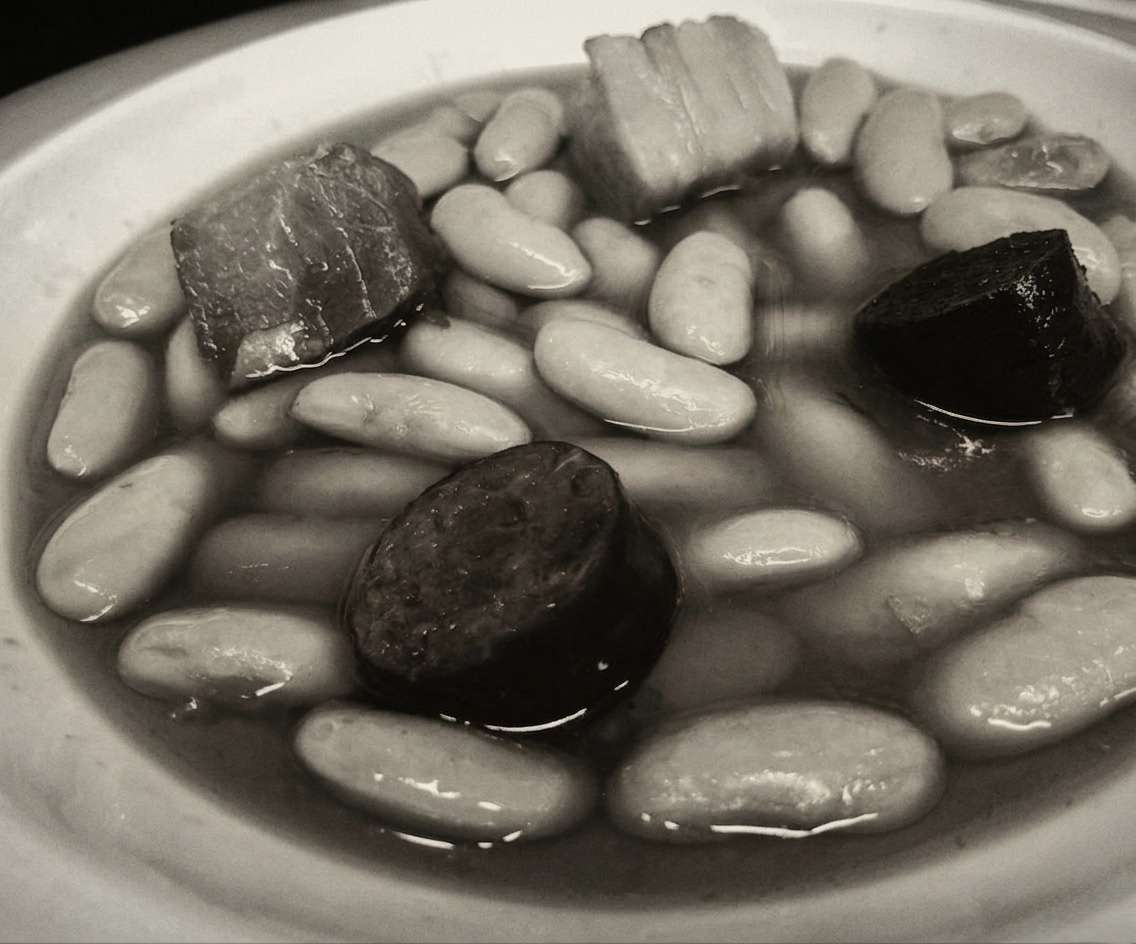 La mejor fabada asturiana servida en La Corte de Pelayo, restaurante en el centro de Oviedo