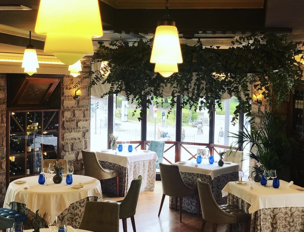 Requesón con miel y arándanos, postre asturiano de La Corte de Pelayo en Oviedo